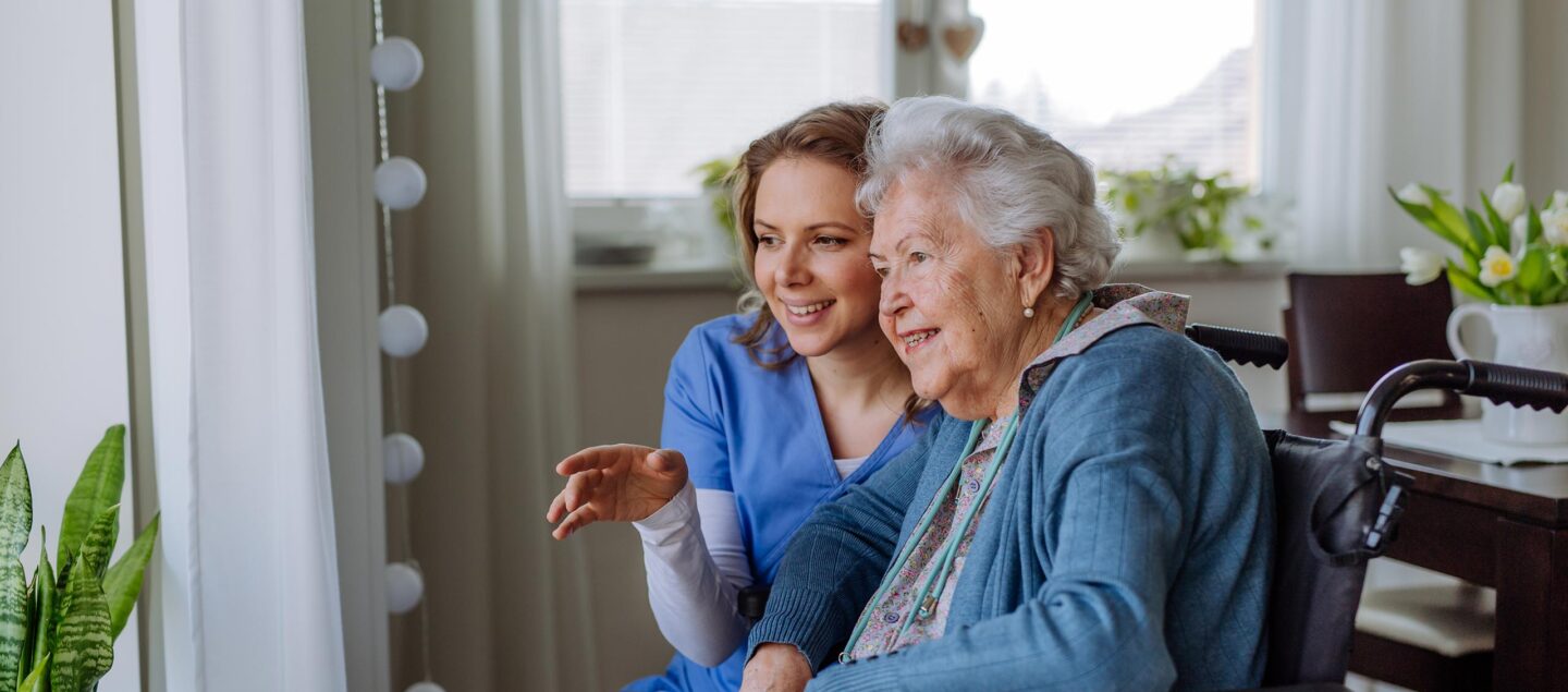 infirmière avec une personne agée