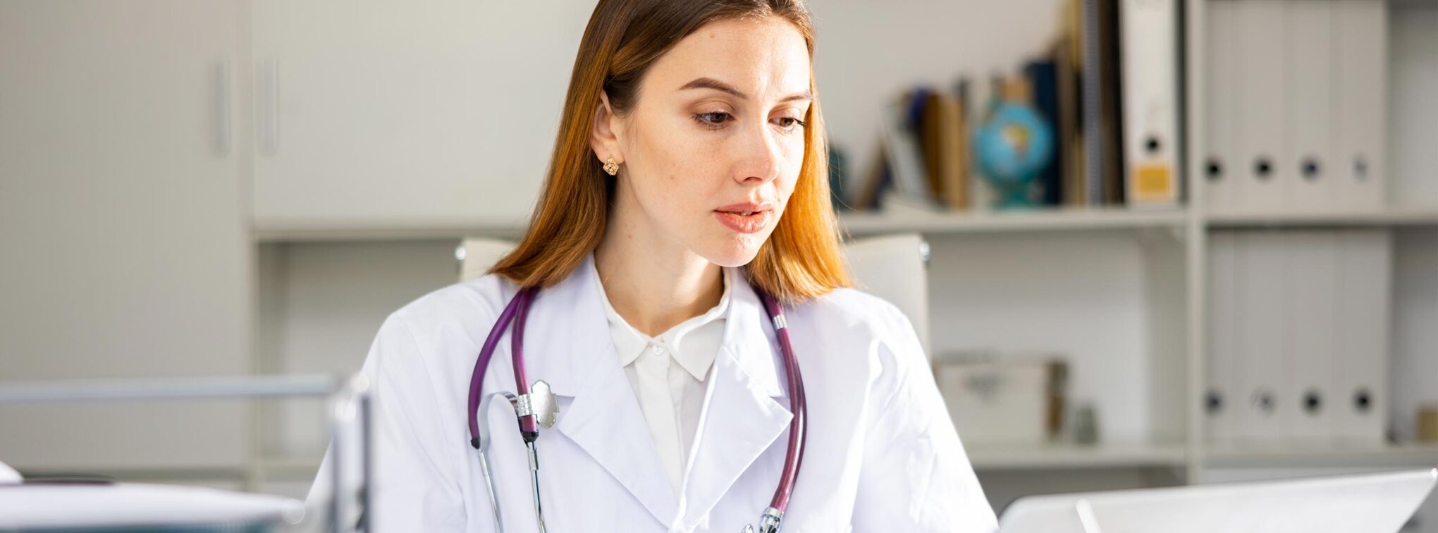 femme medecin qui regarde son ordinateur