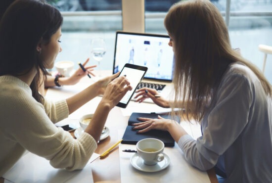 femmes devant PC