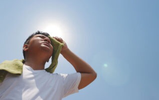 homme face au soleil