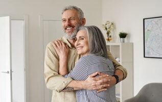 homme et femme se faisant un calin