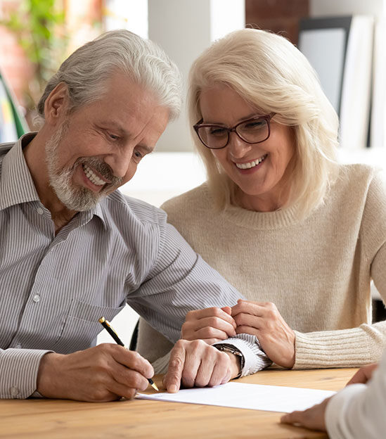 couple heureux signant un document