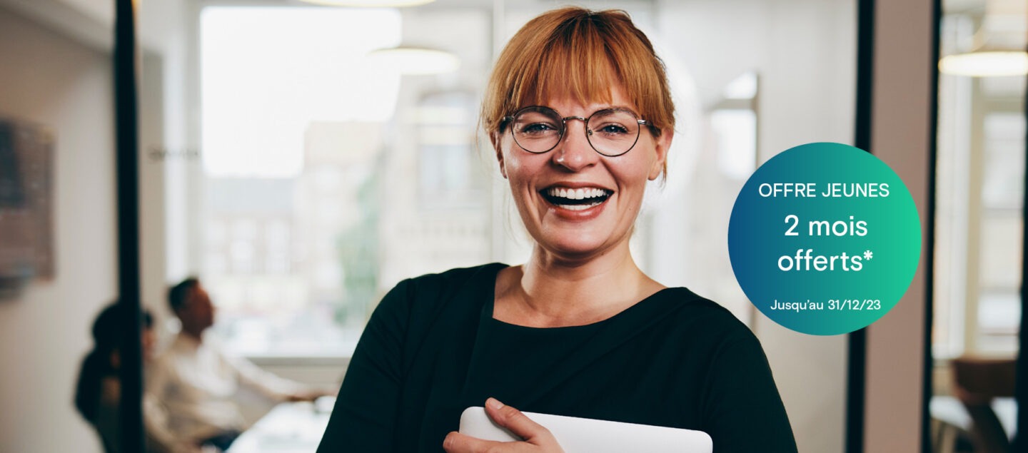 Une femme RH au bureau avec son ordinateur