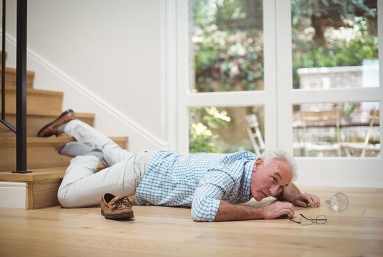 homme tombé par terre