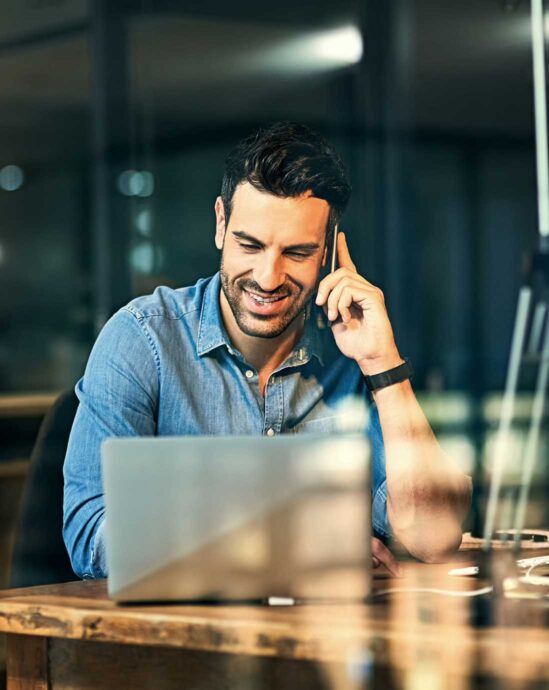 Homme au telephone à son travail