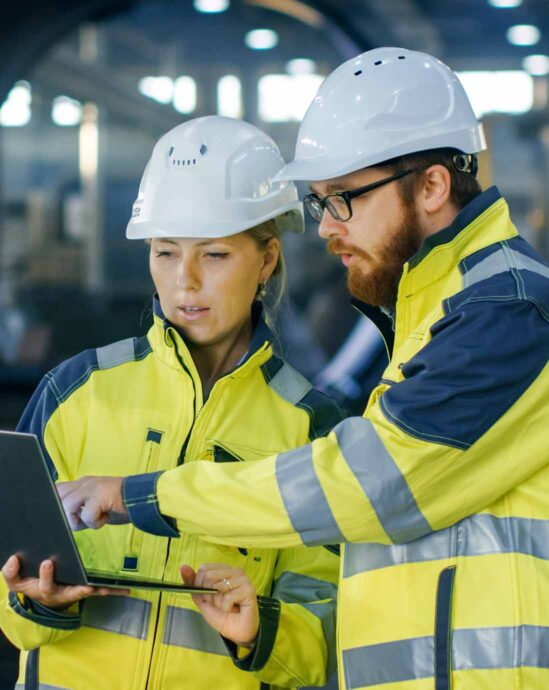 Deux collègues dans une usine qui regardent un ordinateur