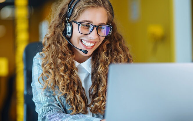 femme dans un centre d'appel