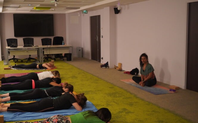 seance de yoga dans les locaux de france mutuelle