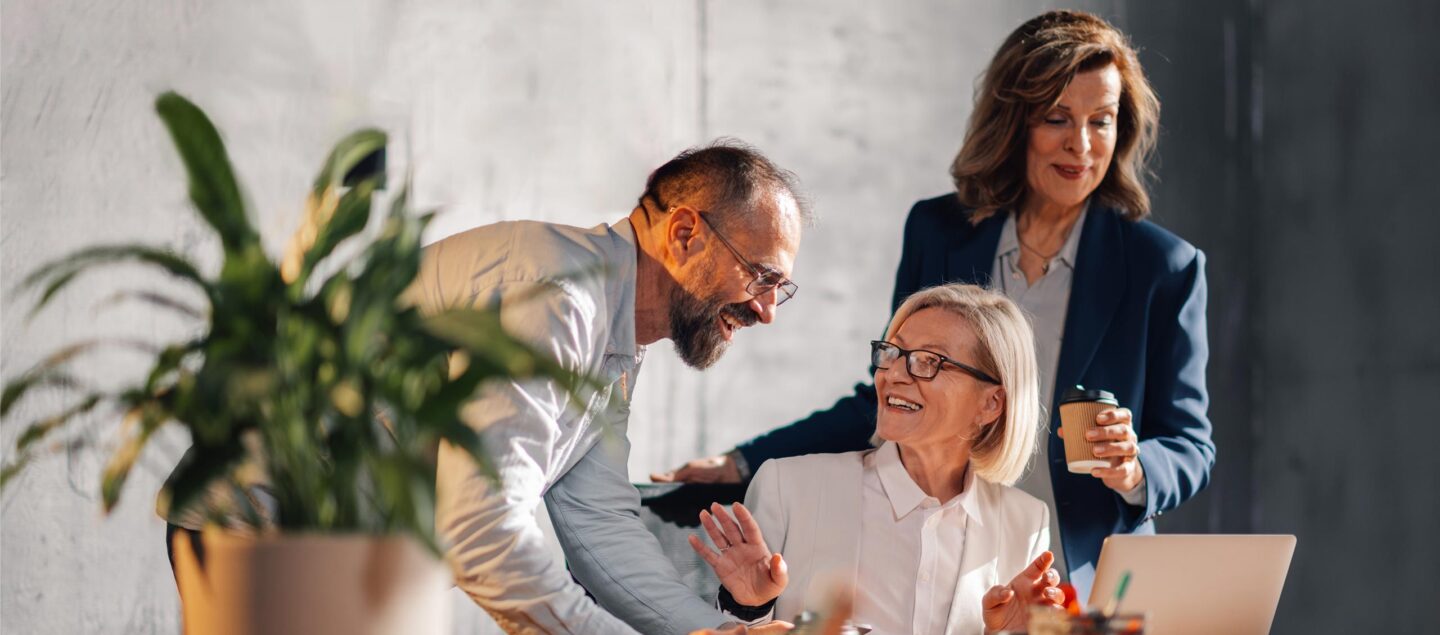 trois collegues au bureau