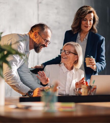 trois collegues au bureau