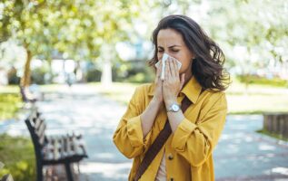 femme qui se mouche à cause des allergies