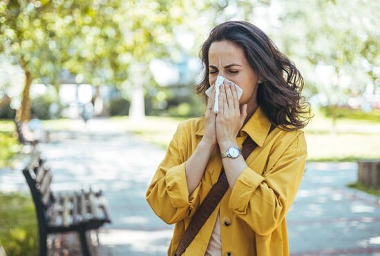 femme qui se mouche à cause des allergies