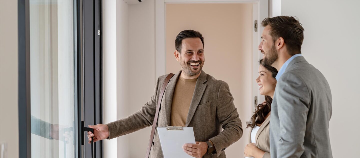 agent immobilier avec un couple