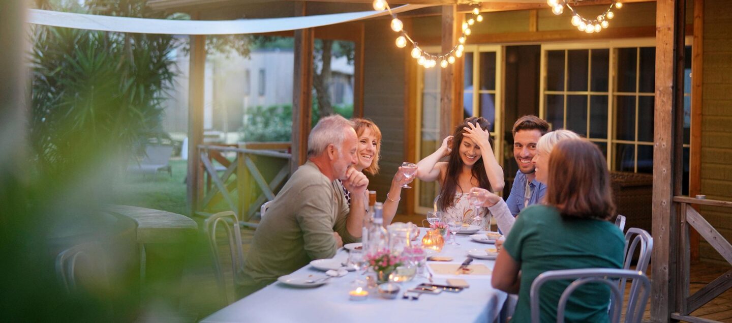 repas de famille dans un jardin