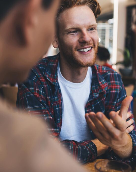 étudiant qui parle à un amis