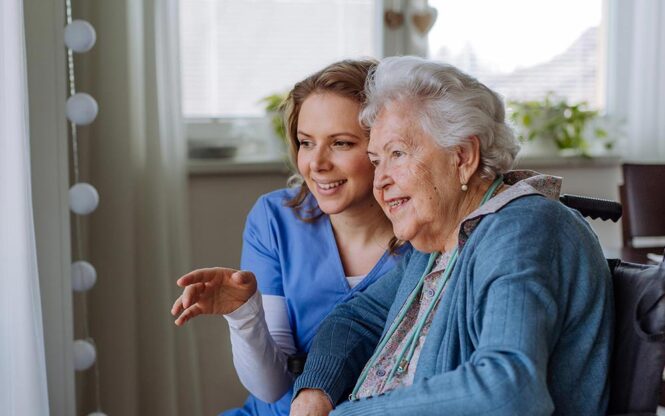 infirmière avec une personne agée