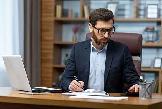 chef d'entreprise a son bureau