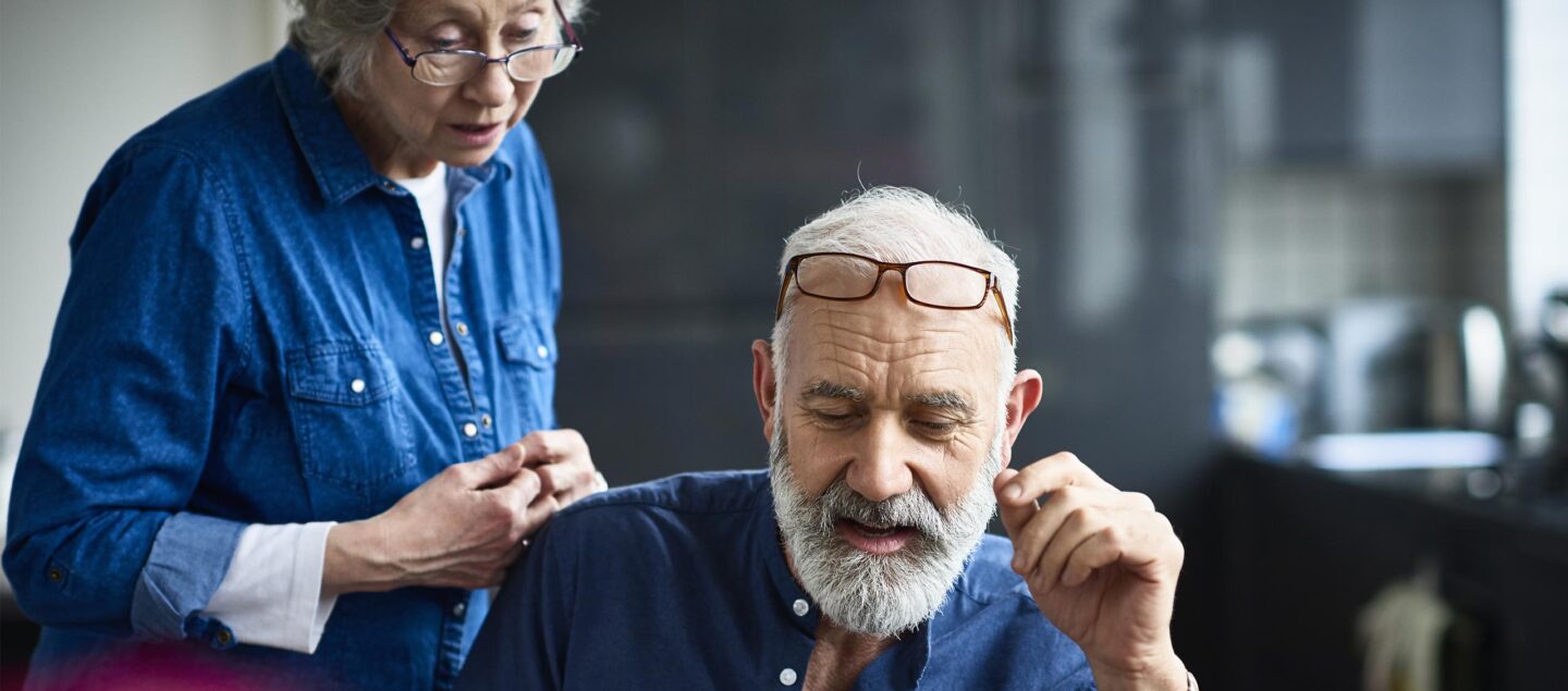 couple de senior devant un ordinateur