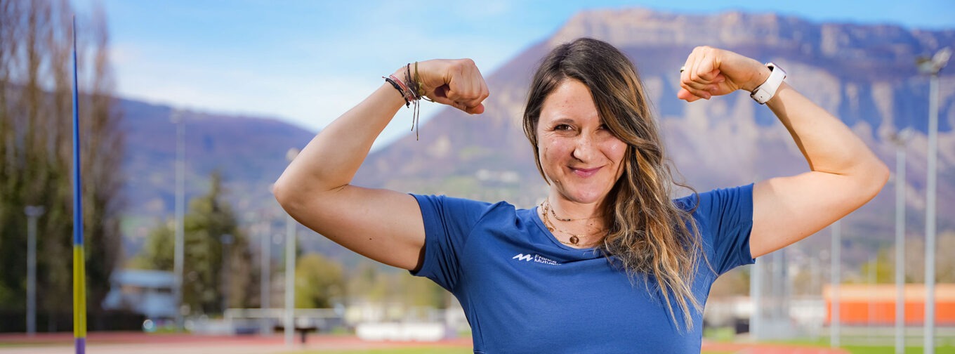 margaux nicollin en shooting photo qui montre ses muscles