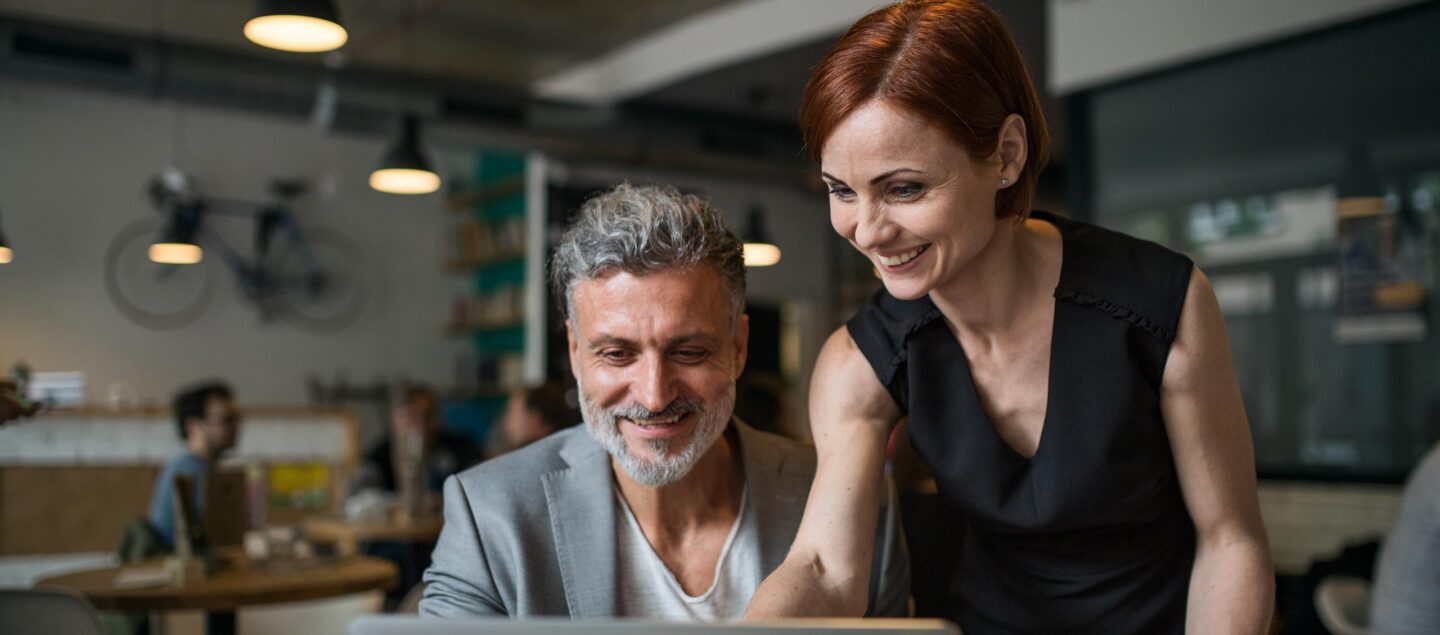 deux collegues devant un ordinateur