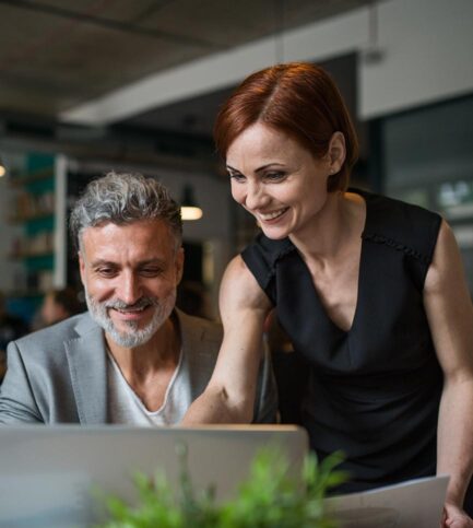 deux collegues devant un ordinateur