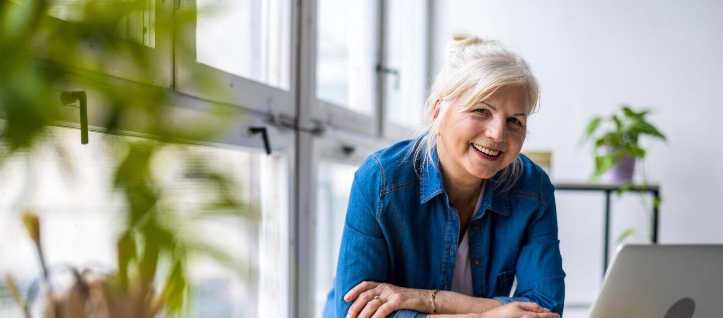 femme agée à son bureau