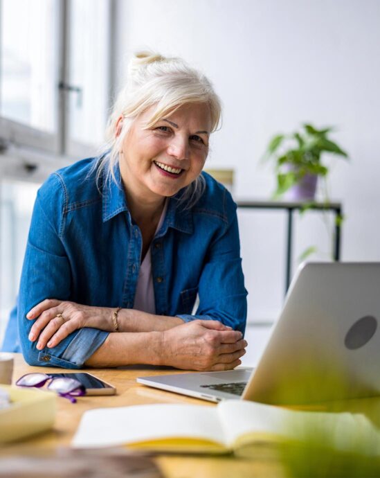 femme âgée en entreprise