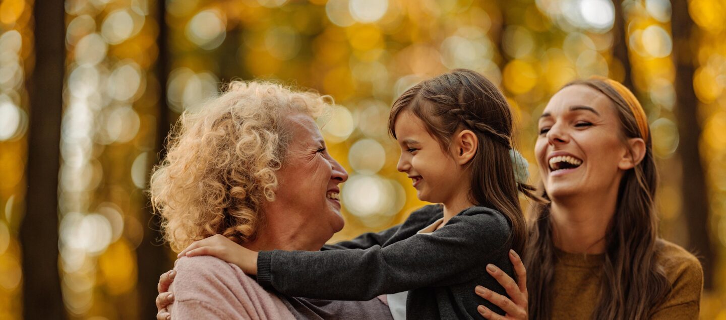 une grand mere et sa petite fille qui se regarde