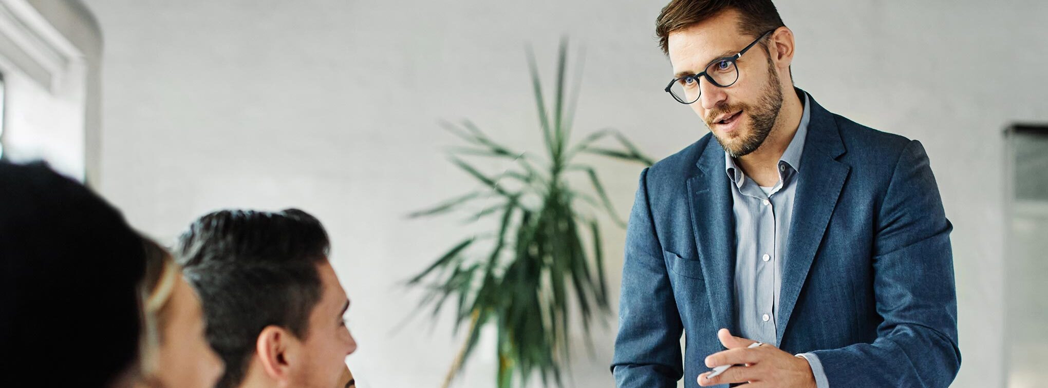 responsable qui parle à ses collaborateurs sans une salle de reunion