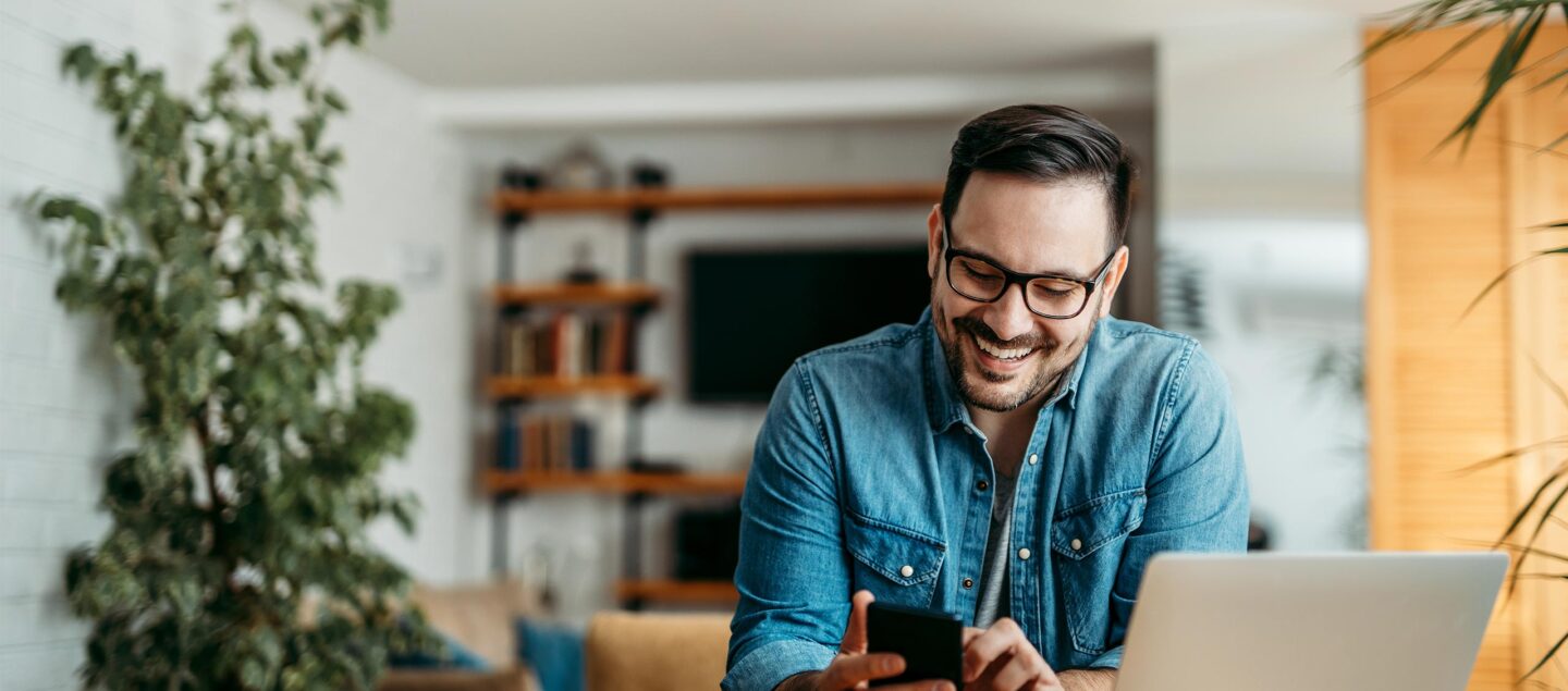 chef d'entreprise à son bureau devant son portable