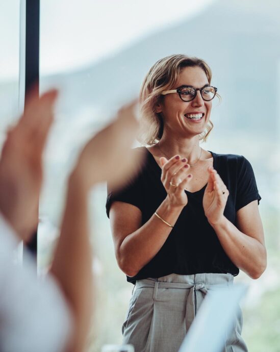 femme qui presente une reunion qui applaudit