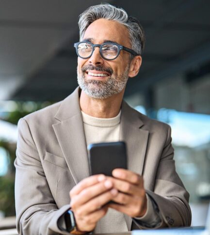 chef d'entreprise qui sourit devant son portable