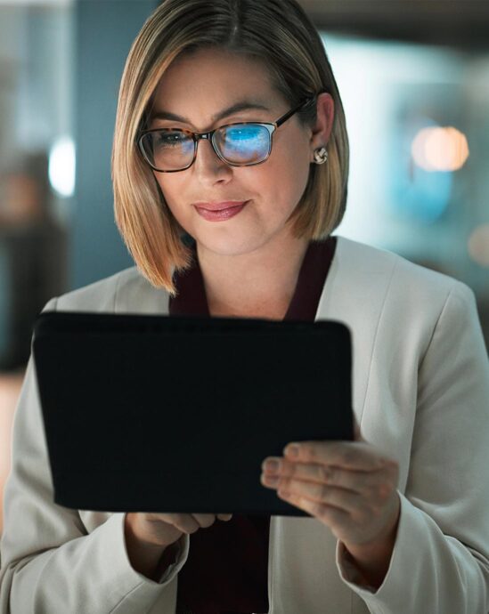 femme d'affaire qui regarde sa tablette