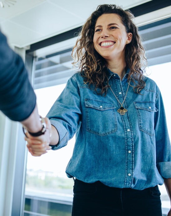 femme qui sert la main au travail