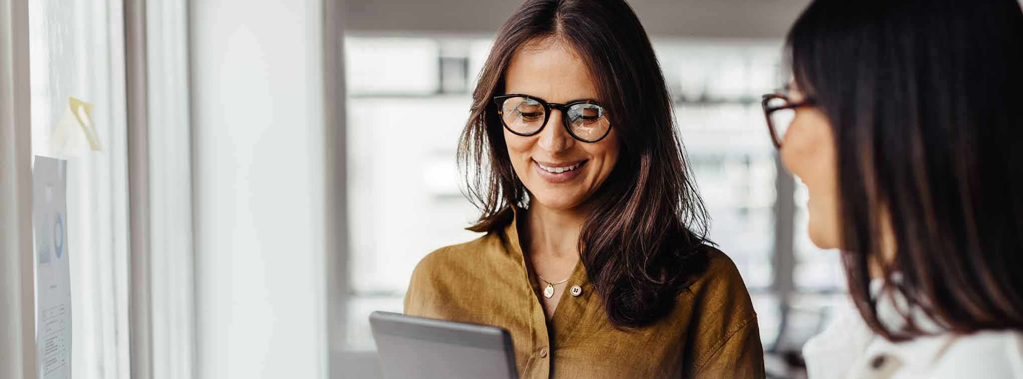 deux personnes qui echange avec une tablette