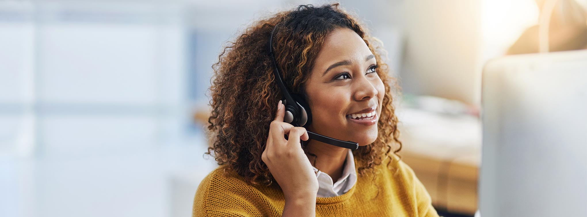 femme au téléphone avec un casque