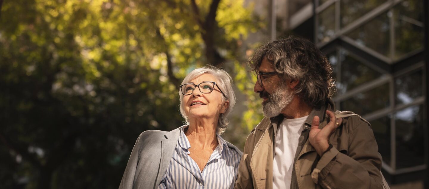 couple de 70 ans qui marche dans la rue