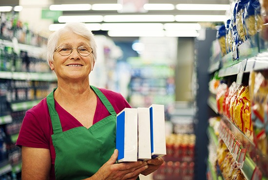 une sénior travaillant dans un supermarché