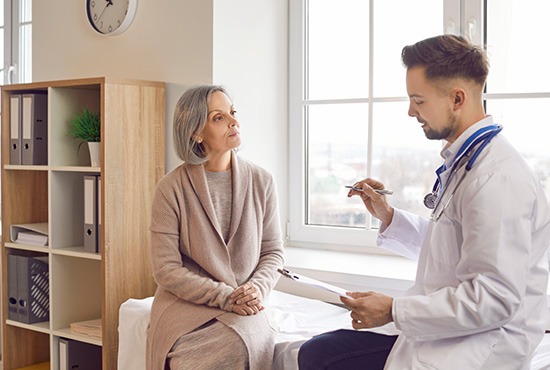 Un médecin parlant avec un patient expert