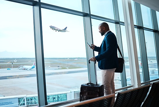 un salarié à l'aéroport partant à l'étranger