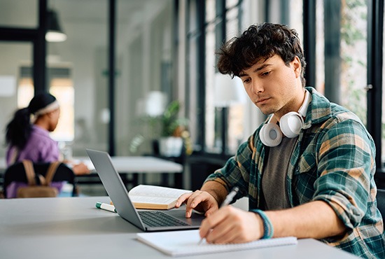 un étudiant faisant ses devoirs