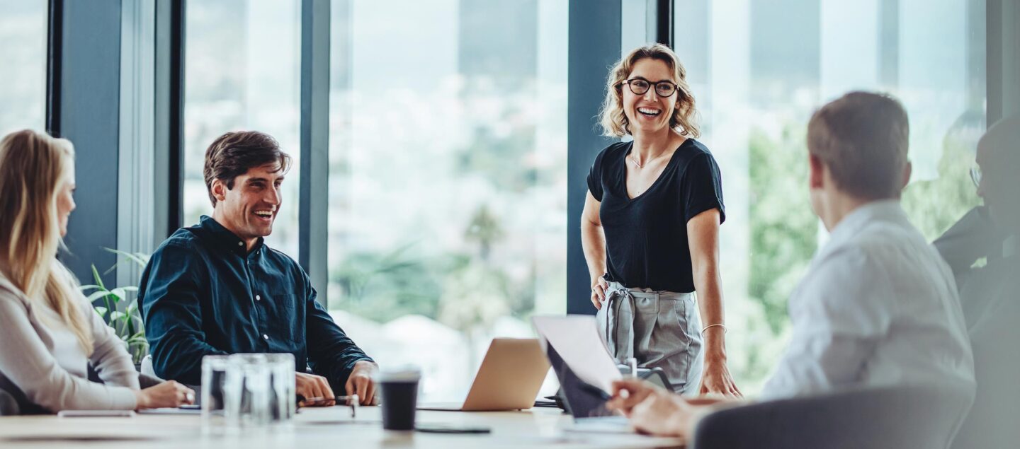 femme-souriante au bureau