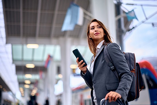 une femme en déplacement pour son activité internationale