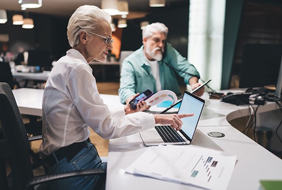 2 seniors en pleine mission en entreprise