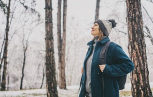 femme respire l'air frais