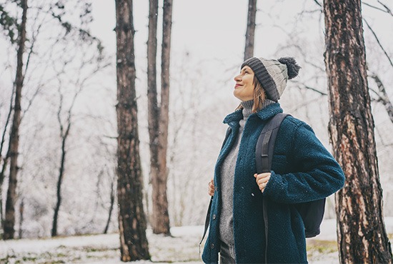 femme respire l'air frais