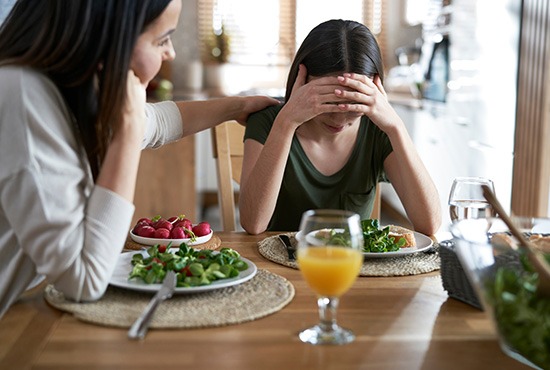 une jeune fille à table souffrant de TCA