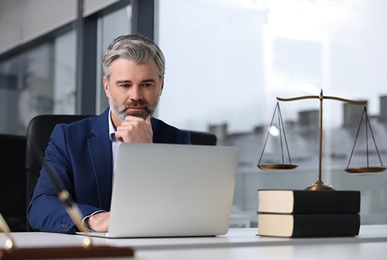 un avocat salarié dans son bureau