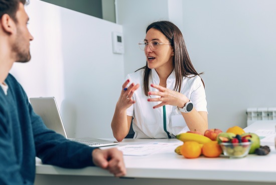 une nutritionniste et son patient en pleine consultation