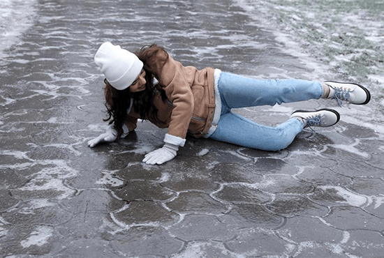 Une femme qui a fait un accident sur son trajet